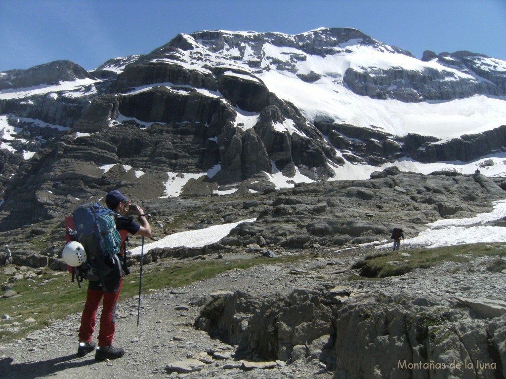 Antonio en el Balcón de Pineta, a la derecha Monte Perdido con su cara norte y glaciares