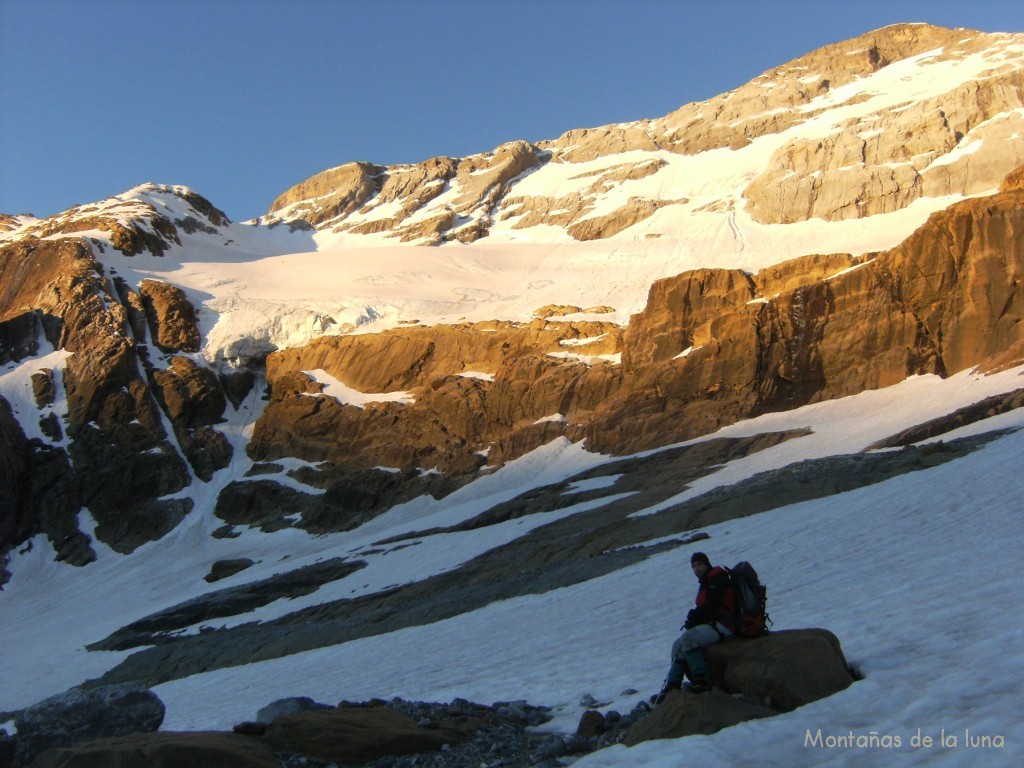 Manolet aproximándose al Monte Perdido. El corredor por el que subiremos a la izquierda