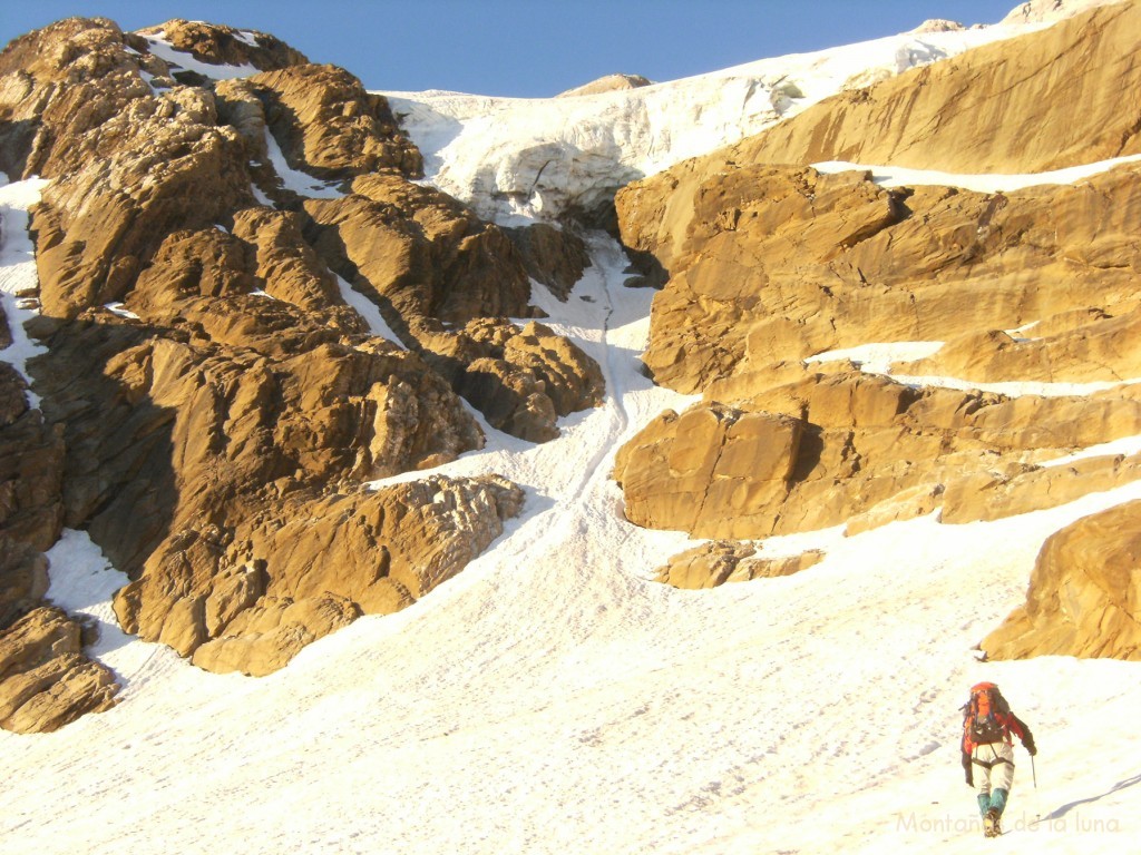 Camino del corredor bajo el glaciar