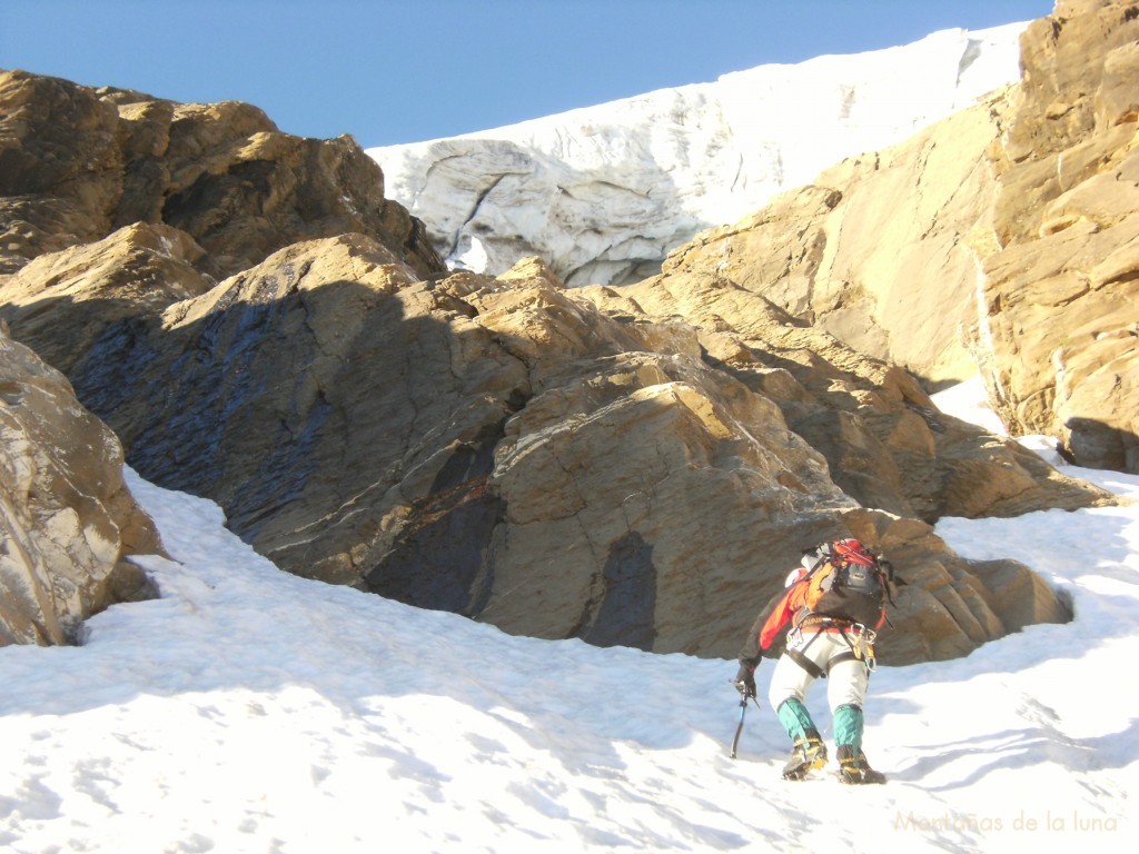 Camino del corredor bajo el glaciar