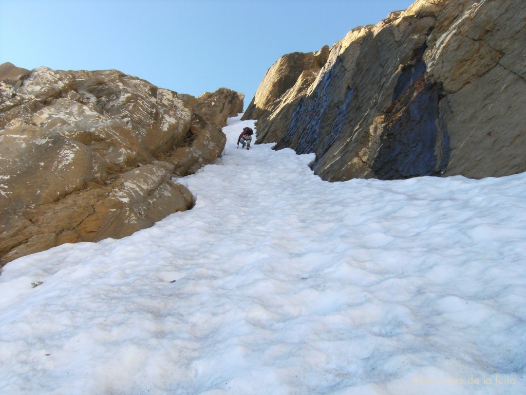 Largo y estrecho corredor a la izquierda del Glaciar de Monte Perdido