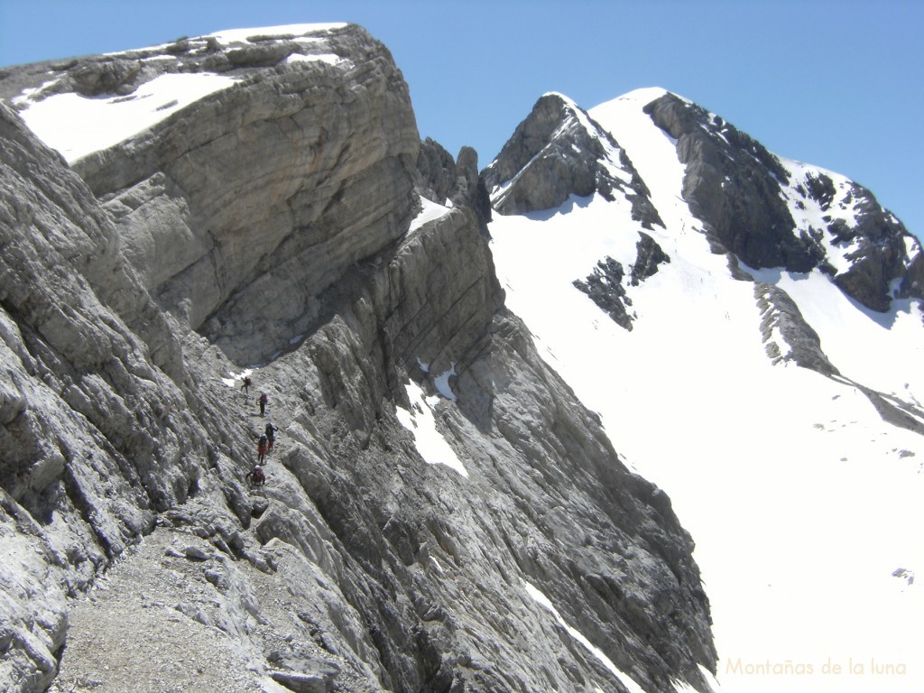 Paso del Cuello del Cilindro, detrás Monte Perdido