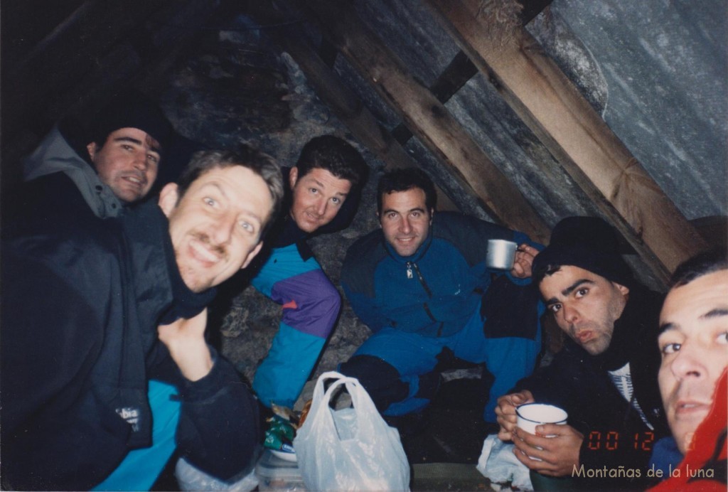 Joaquín, Gabi, Pepe, Miguel Ángel, Gonzalo y Jesús en la Cabaña de La Estiva