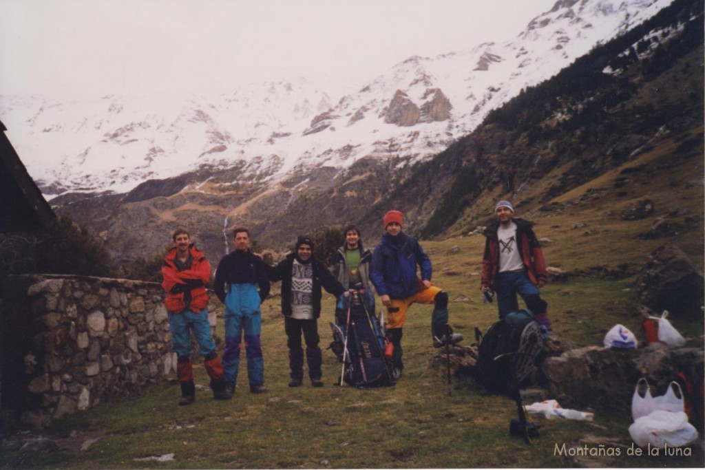 Gabi, Pepe, Gonzalo, Joaquín, Jesús y Miguel Ángel en la Cabaña de Lalarri