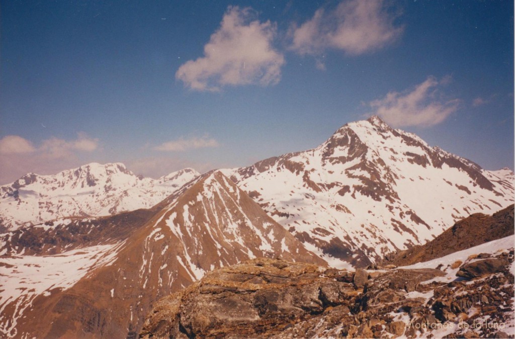 Subiendo el Posets delante la Peña l'Ixabre, a la derecha la Punta del Sabre y Bachimala, al fondo izquierda el Culfreda