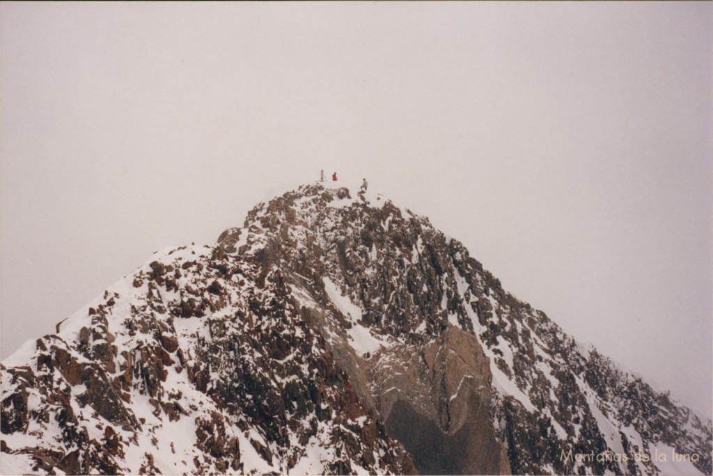 Atrás queda la cima del Posets