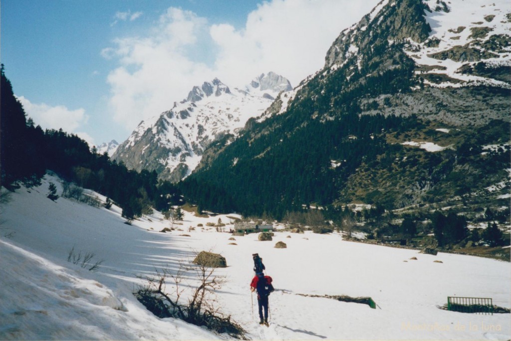 Llegando a la Cabaña del Turmo, arriba el Pico Gías