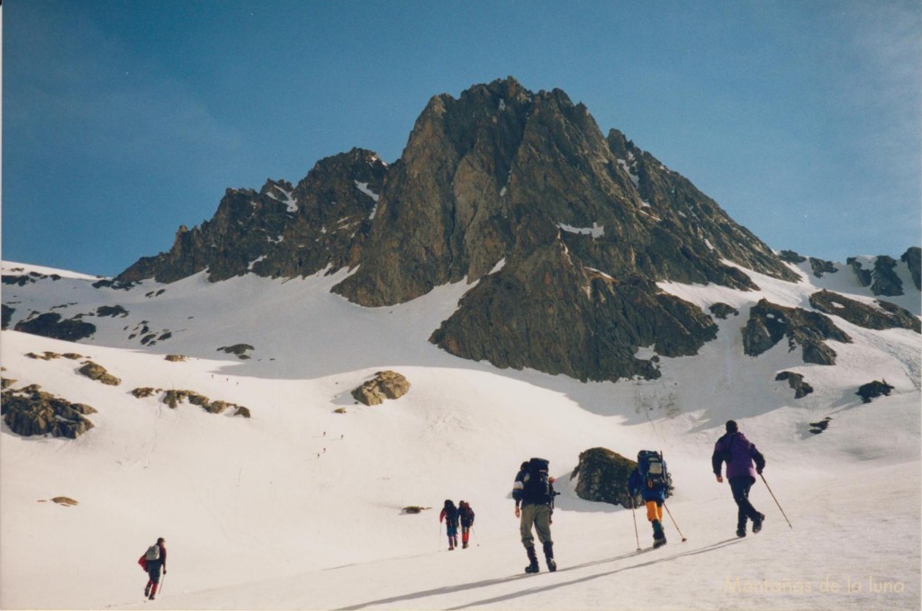 Subiendo al Collado Ubago bajo el Perdigueret