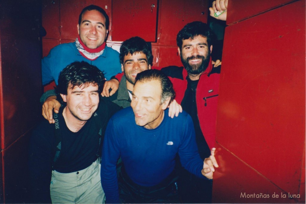 Miguel Ángel, Gonzalo y Manuel detrás, y Joaquín y Adrián delante en las taquillas del Refugio de Estós