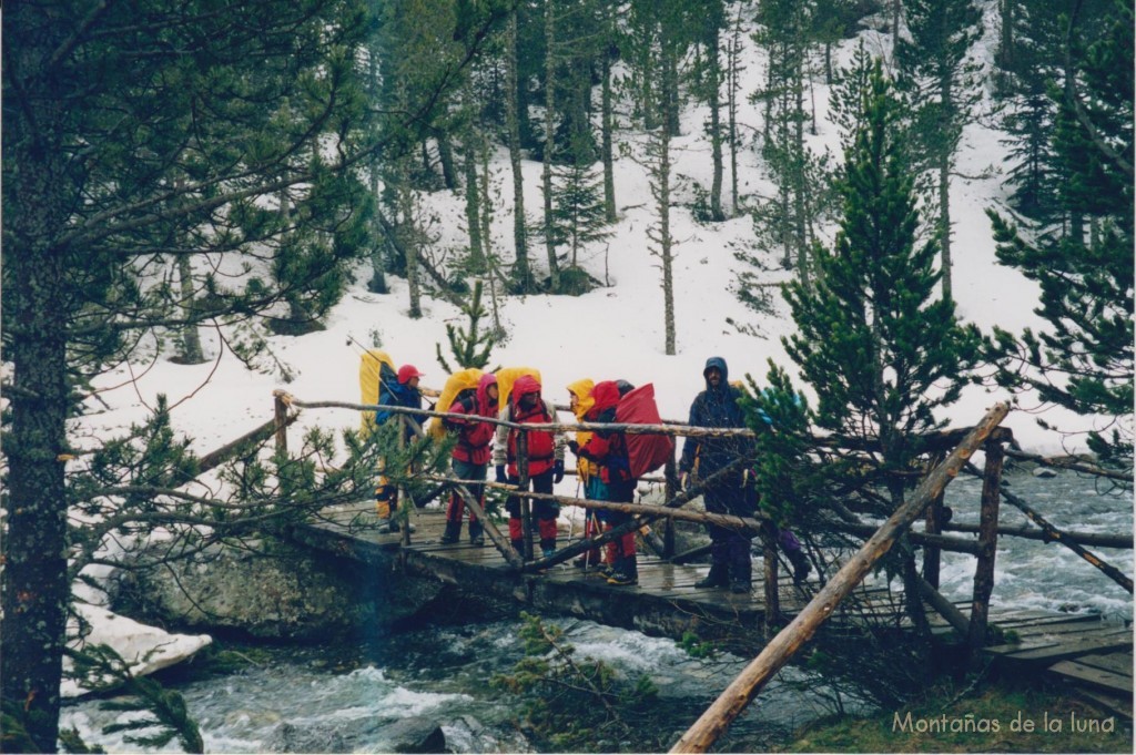 Cruzando el Río de Estós