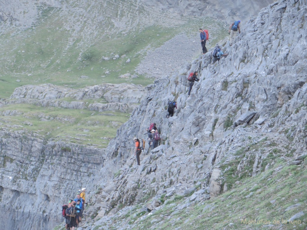 Un paso de roca para llegar al Descargador