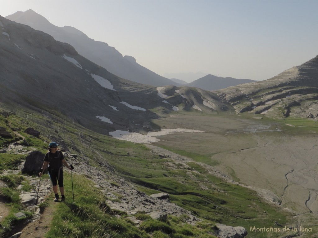 Abajo el Llano Millares y detrás el Collado del Descargador. Monte Perdido al fondo izquierda