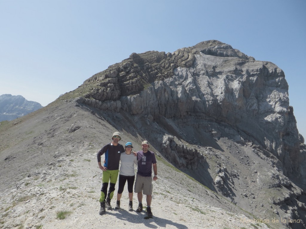 Mario, Txell y Joaquín en el Collado de Añisclo, 2.453 mts. Detrás El Zucón