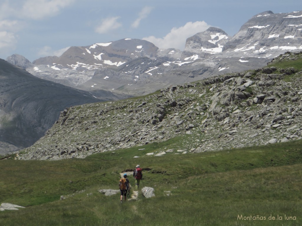 Bajando al Refugio de Góriz, al fondo de izquierda a derecha: Taillón, El Casco y La Torre