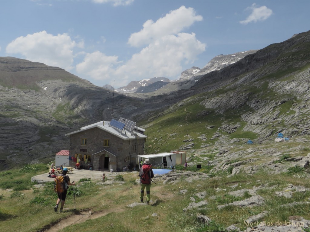 Txell y Mario llegando al Refugio de Góriz