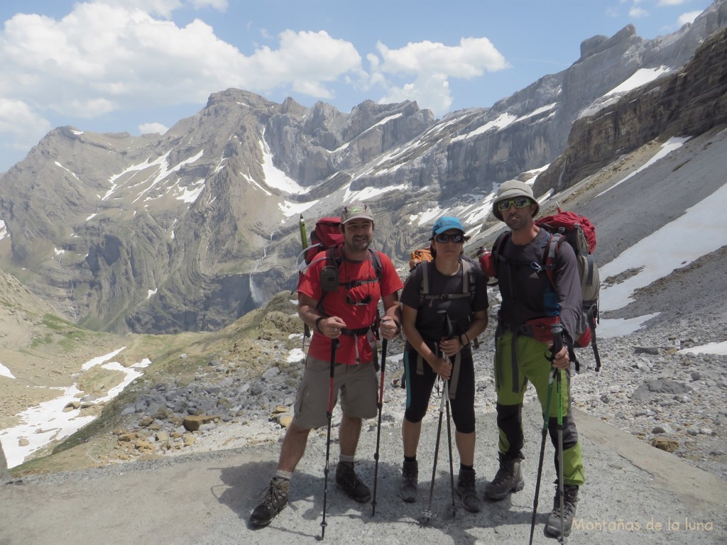 Joaquín, Txell y Mario en el Refugio de Serradets, 2.587mts., detrás el Circo de Gavarnié