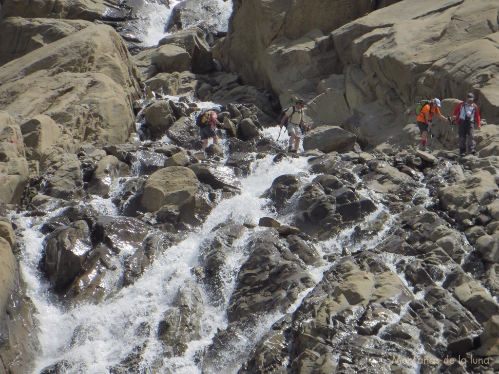 Cruzando el torrente que baja del Glaciar del Taillón