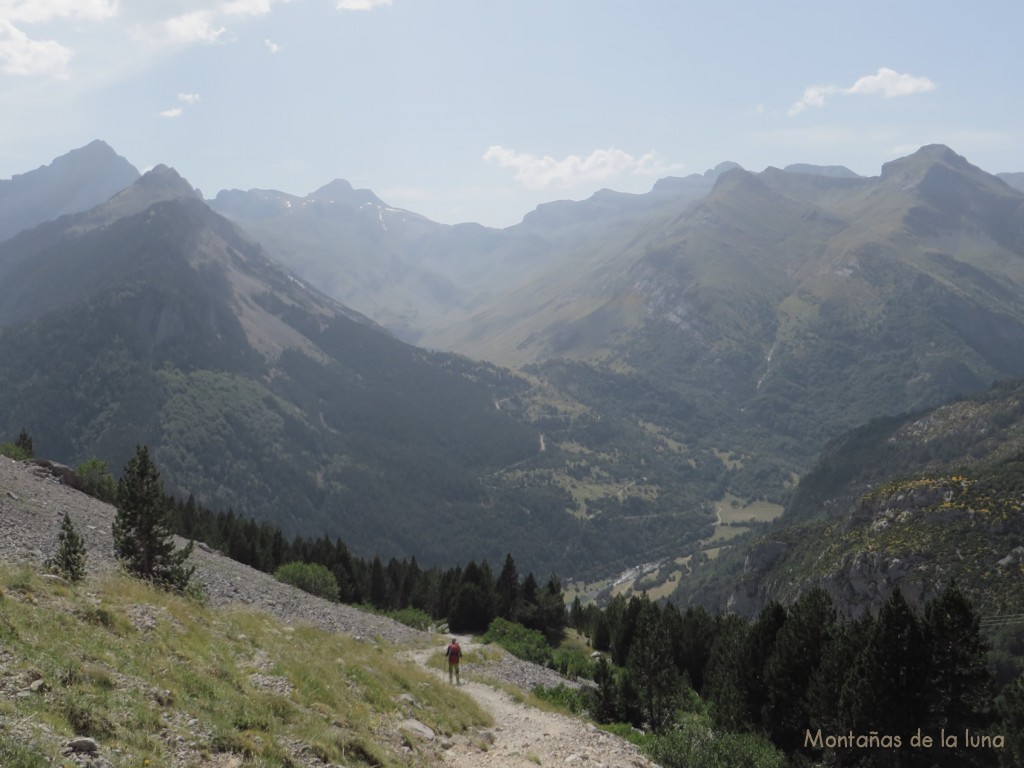 Bajando a Bujaruelo, delante el Valle de Otal sobre el de Bujaruelo