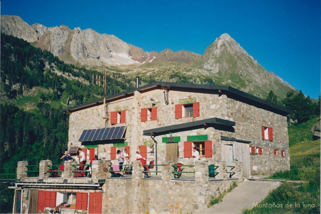 Refugio de Estós, detrás la Aguja Oriental de La Paúl