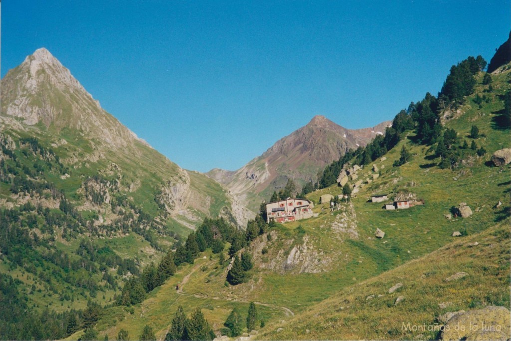 Refugio de Estós, detrás la Aguja Oriental de La Paúl a la izquierda y Puerto de CHistau o Gistaín al fondo