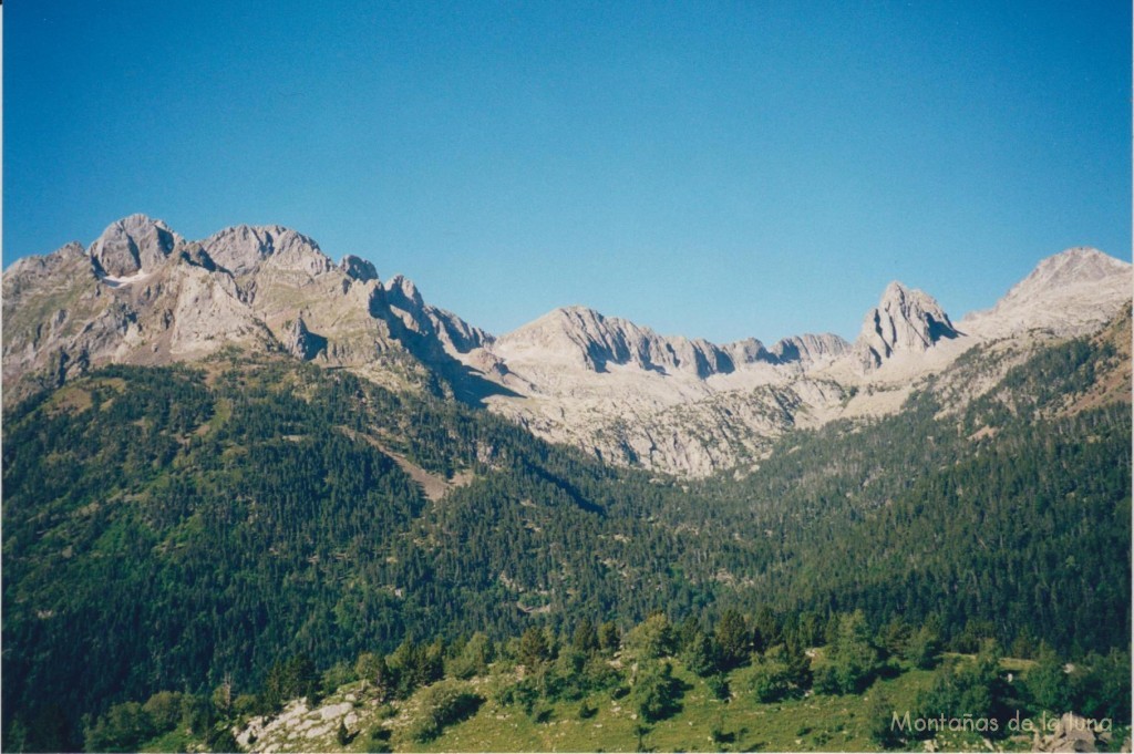 Alto Valle de Perramó sobre el Valle de Estós, con las Agujas de Perramó a la derecha