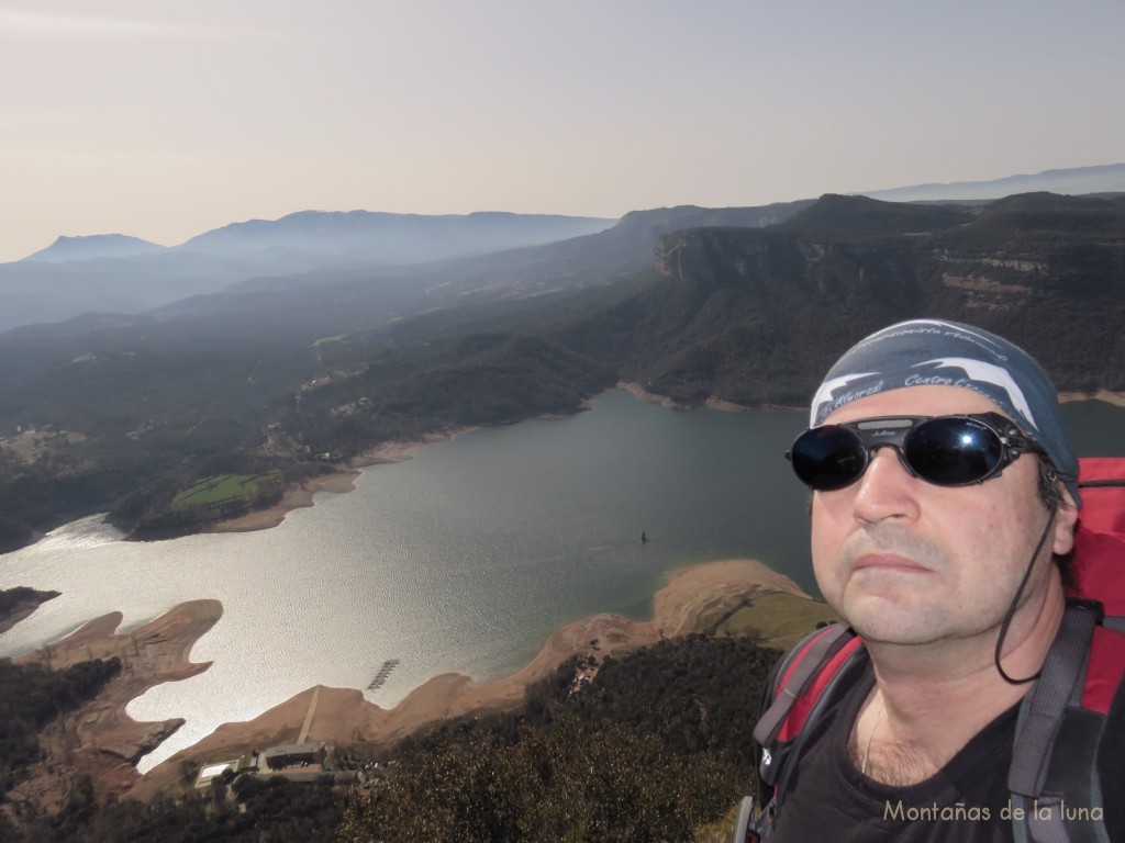 Joaquín con el Pantà de Sau detrás, el Cingle de Vilanova y al fondo el Montseny