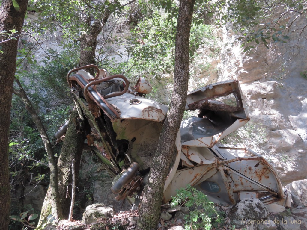 Coche estrellado en el Grau del Castell