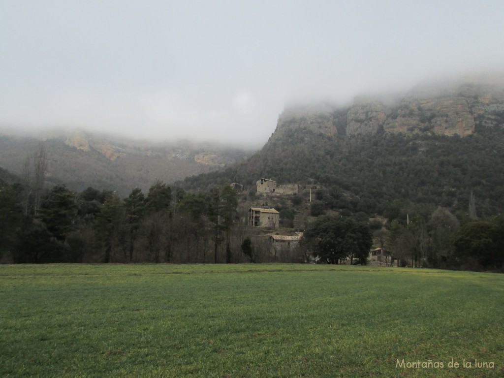 Vall d'Ora bajo las paredes de la Sierra de Busa