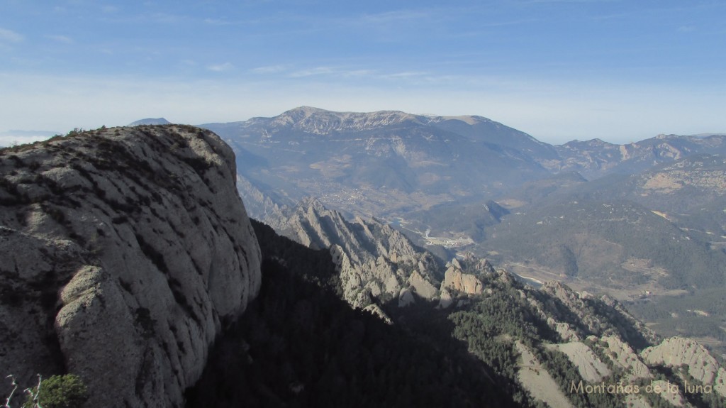 Antecima del Serrat de La Llebre, 1.513 mts. delante el Serrat de La Llebre, abajo el conjunto de crestas de la Serra dels Bastets y al fondo el Port del Comte