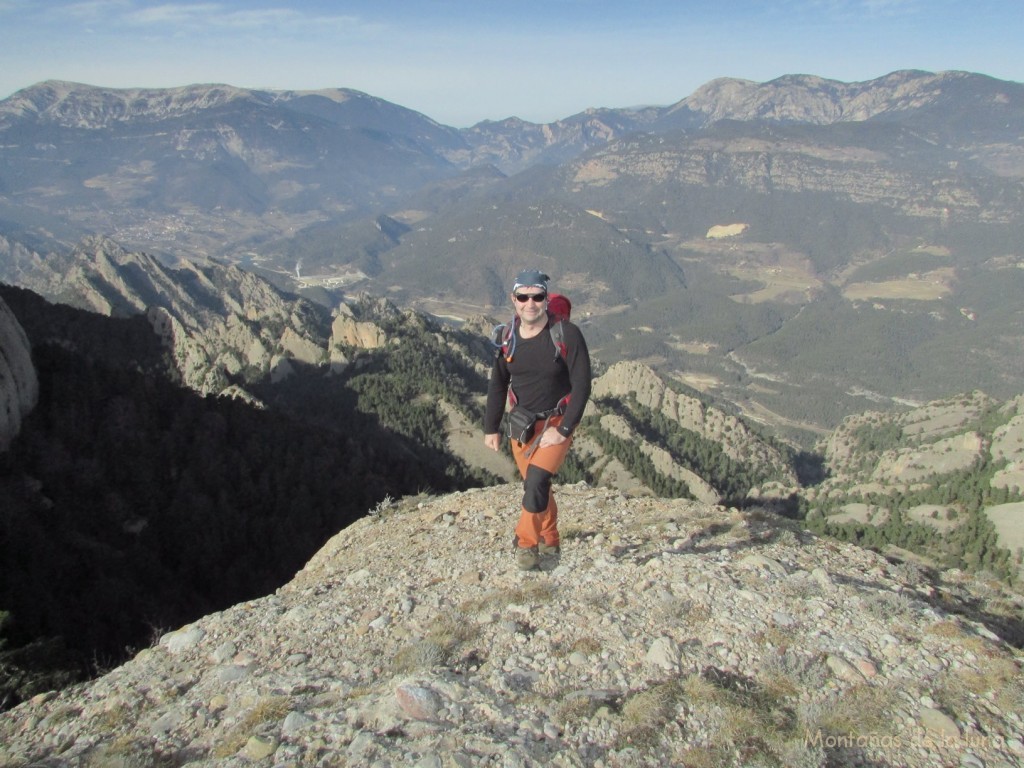 Joaquín en la antecima del Serrat de La Llebre, 1.513 mts. El Port del Comte a la izquierda y la Serra del Verd a la derecha