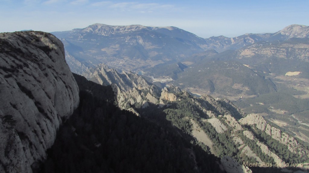 A la izquierda el Serrat de La Llebre, abajo el conjunto de crestas de la Serra dels Bastets y al fondo el Port del Comte