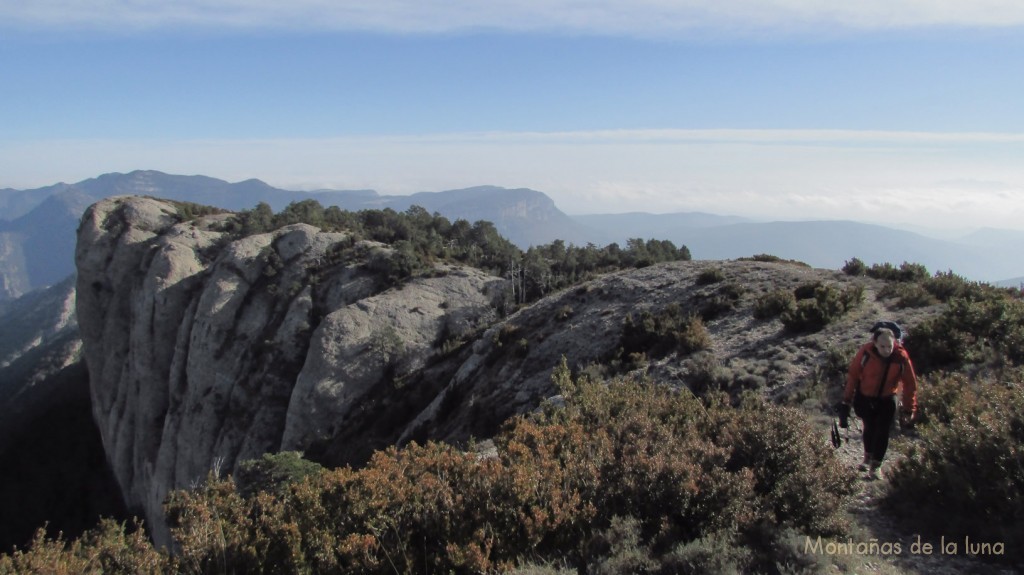 Alberto llegando a la cima del Serrat de La Llebre, a la izquierda su antecima