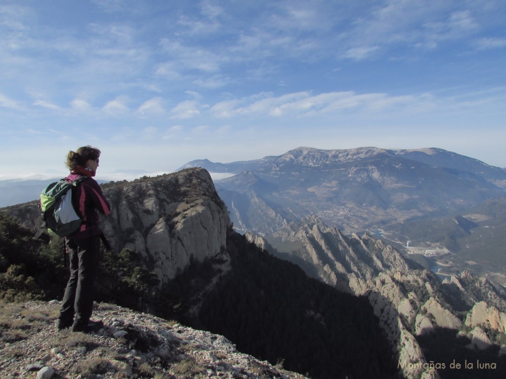 Cristina en la cima del Serrat de la Llebre, 1.521 mts. detrás el Serrat del Cogul, al fondo el Port del Comte