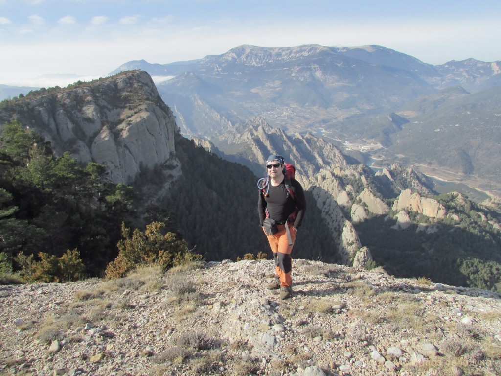 Joaquín en la cima del Serrat de la Llebre, 1.521 mts., a la izquierda el Serrat del Cogu