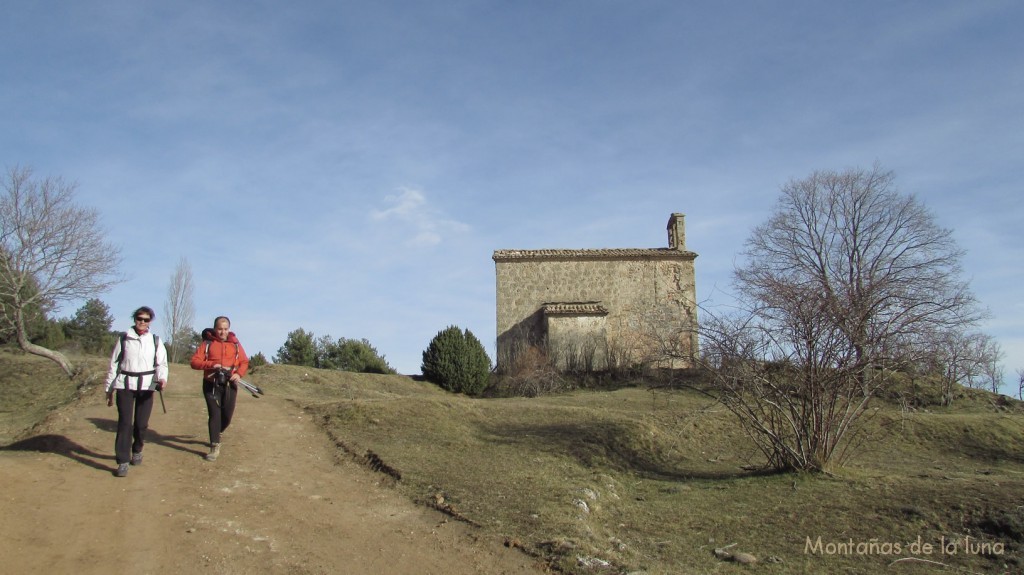 Cristina y Alberto con Sant Cristòfol detrás