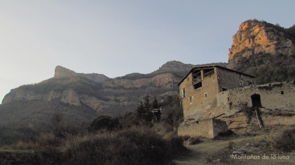 El Solà con el Turó de l'Escala Nova a la izquierda y detrás el Cingle dels Emprius en la Sierra de Busa