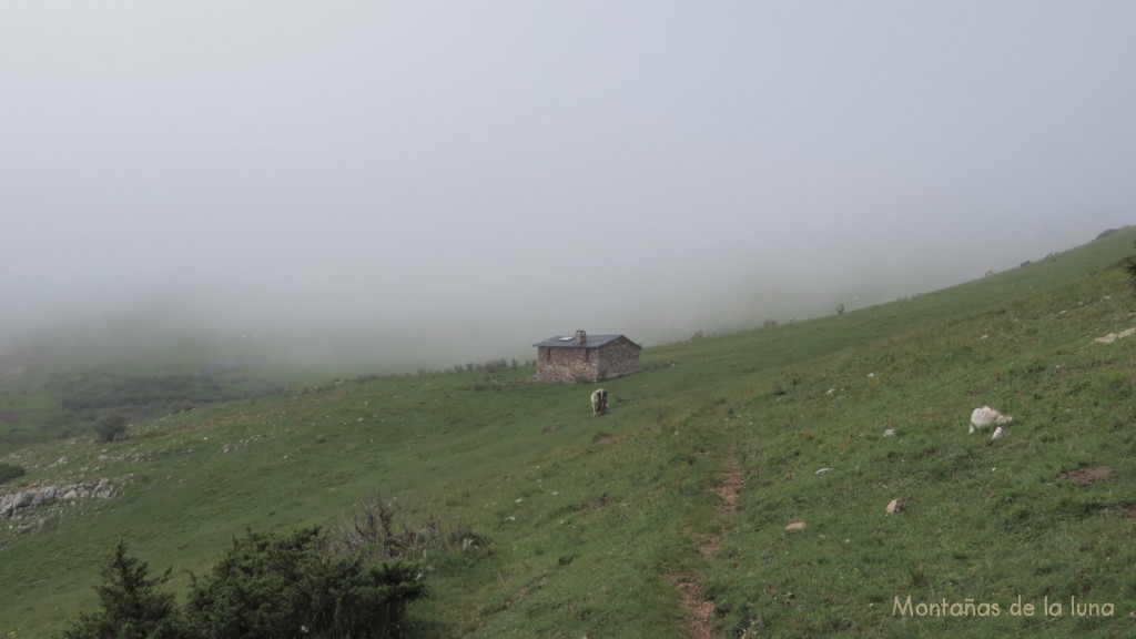 Llegando al Coll de Moixeró, delante la Barraca de Moixeró