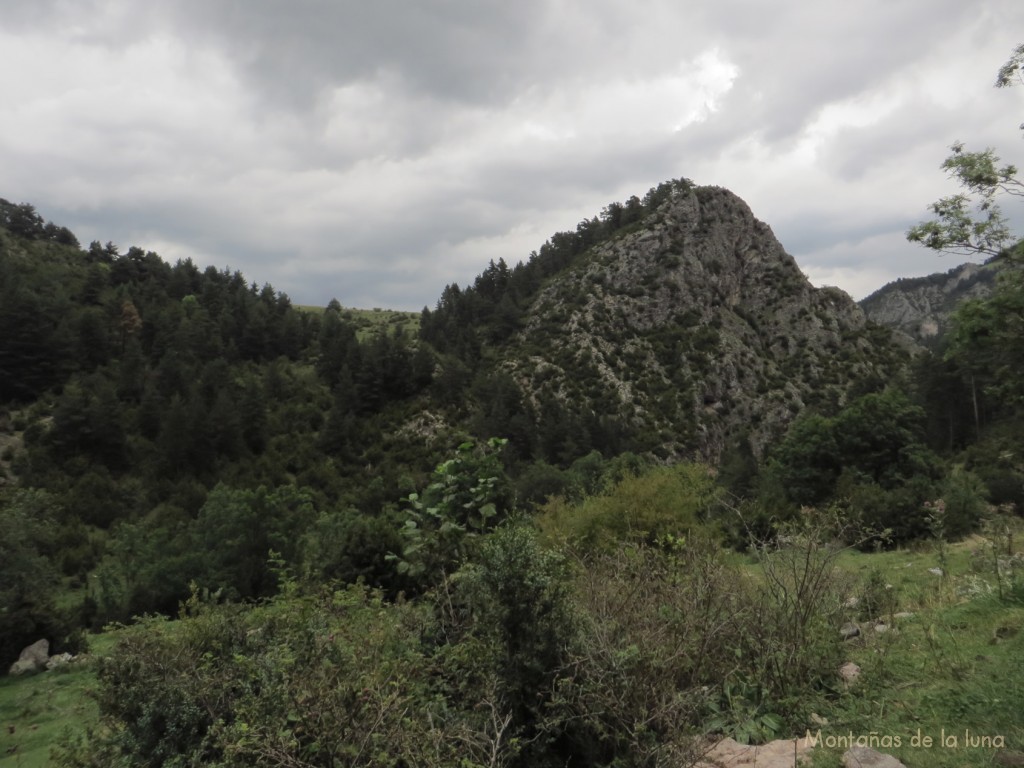 A la derecha el Serrat de Les Esposes y a la izquierda el collado por donde salí