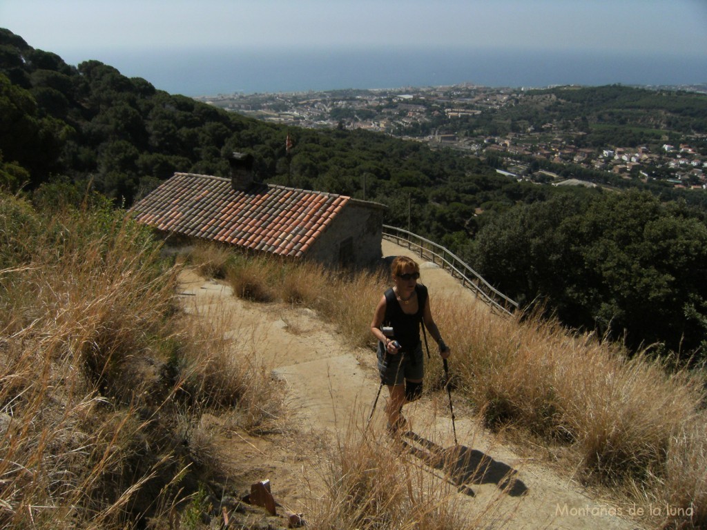 Anna saliendo del Refugi de la Ferreria del Vedat