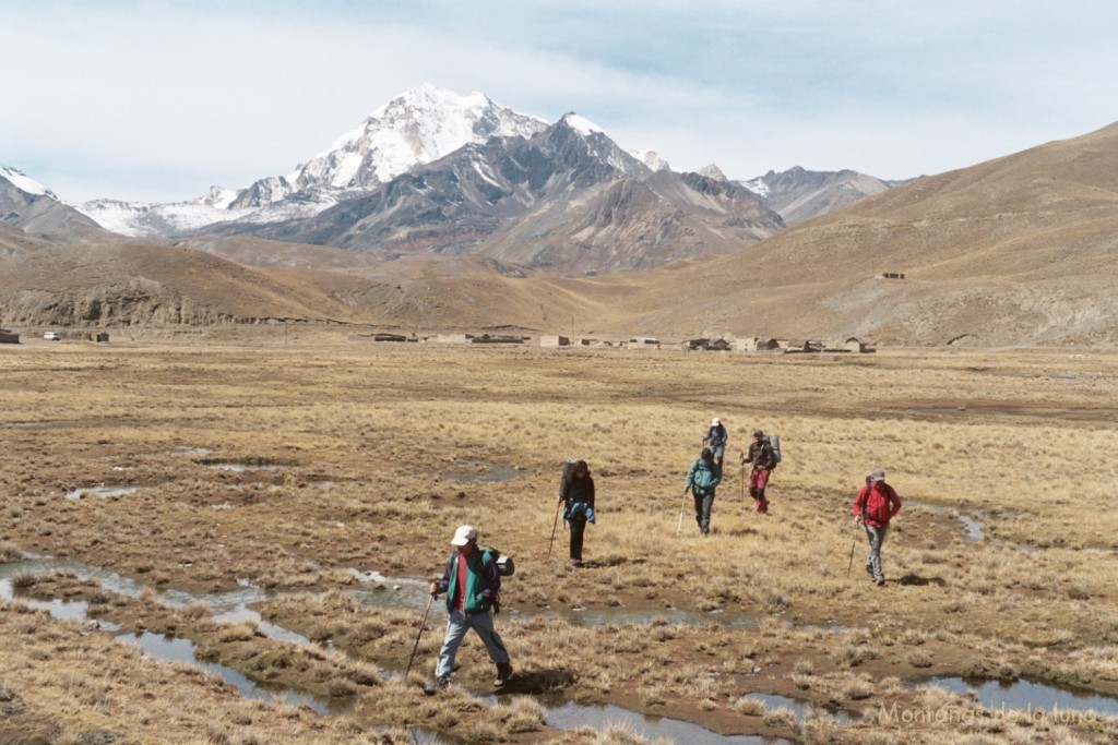 Camino de Los Condoriri, atrás dejamos Tuni y el Huayna Potosí