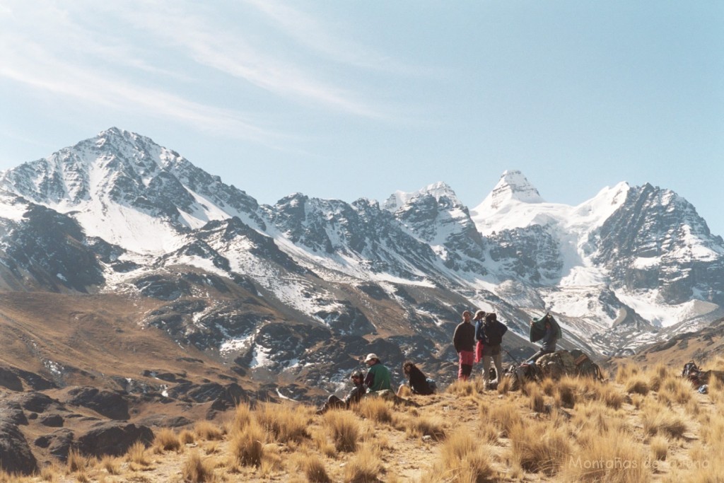 Descanso en el camino, Cabeza de Condor y sus alas a la derecha y el Pico Austria a la izquierda