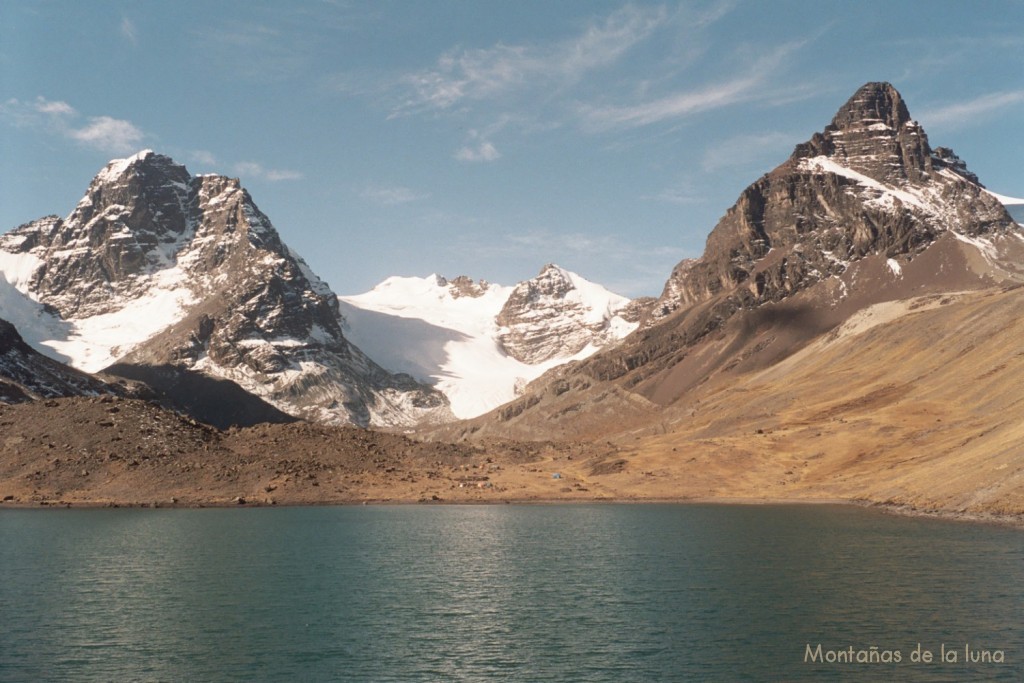 Laguna Chiar Khota, al otro lado el Campo Base de Los Condoriri, a la izquierda el pico Wyoming y a la derecha la Aguja Negra, al fondo el Tarija y Pirámide Blanca