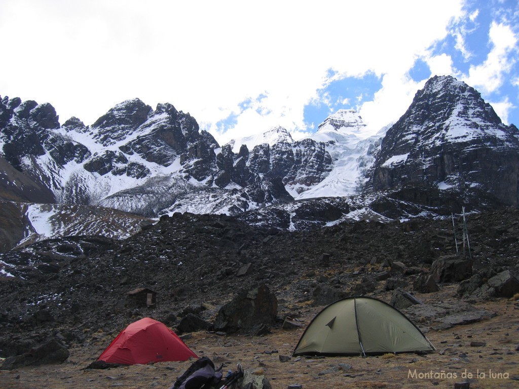 Nuestras tiendas en el Campo Base de Los Condoriri bajo el Cabeza de Condor y su Ala Derecha