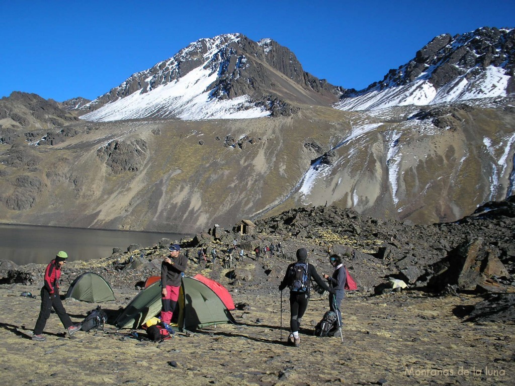 Desde el Campo Base de Condoriri el Pico Austria arriba