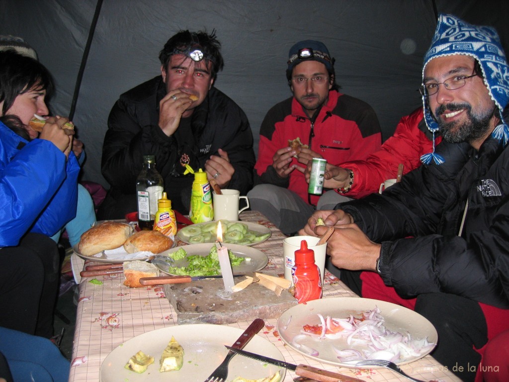 Tienda comedor en Los Condoriri, cenando de izquierda a derecha: Zaida, Joaquín, David y Jesús