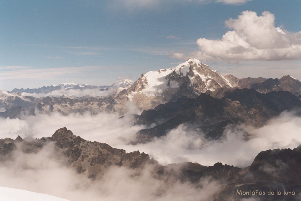 Huayna Potosí el más alto, al fondo a su izquierda el Illimani