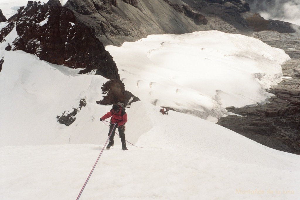 Jesús bajando en rapel del Pequeño Alpamayo