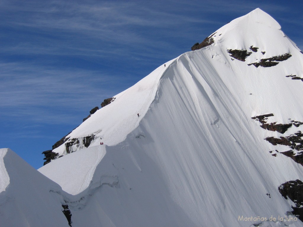 Bajando en rapel del Pequeño Alpamayo