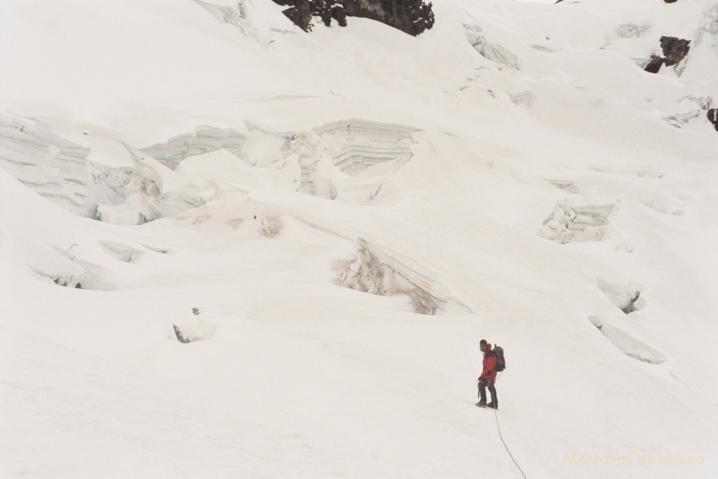 Jesús bajando por el Glaciar del Tarija