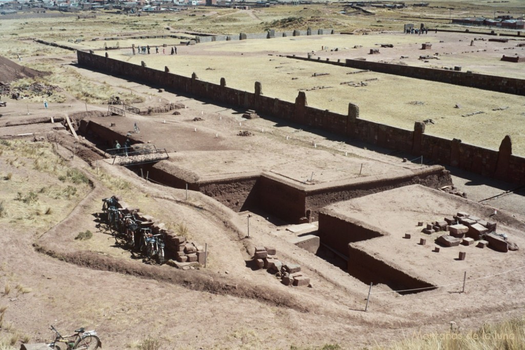 Delante el Templo Akapana y abajo Kalasasaya